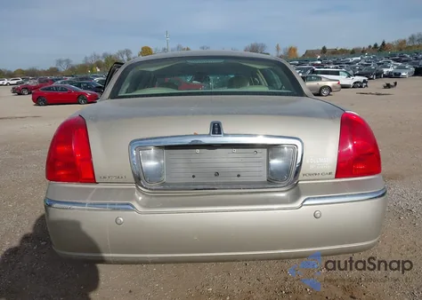 2004 Lincoln Town Car Signature from USA, damaged, VIN 1LNHM81WX4Y676953